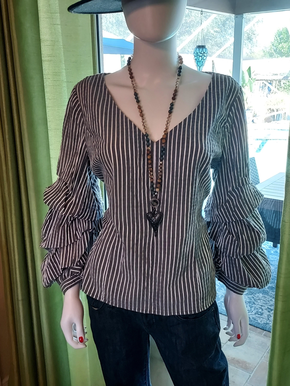 White House Black Market B & W Striped V-Neck Sear Sucker Ruffle Sleeve Top.Sz.8
